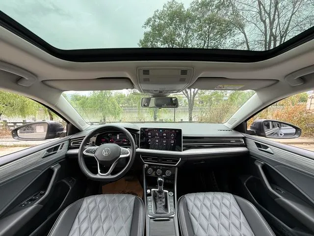 Volkswagen Sagitar 2023 300TSI DSG Versión más allá interior foto 13