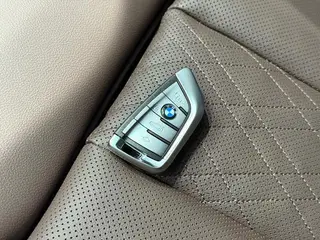 BMW 3 Series 2023 325Li M Conjunto deportivo interior foto 11 BMW 3 Series 2023 325Li M Conjunto deportivo interior foto 11