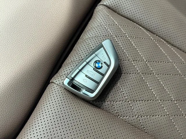 BMW 3 Series 2023 325Li M Conjunto deportivo interior foto 11 BMW 3 Series 2023 325Li M Conjunto deportivo interior foto 11