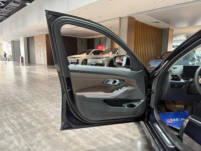 BMW 3 Series 2023 325Li M Conjunto deportivo interior foto 15 BMW 3 Series 2023 325Li M Conjunto deportivo interior foto 15