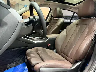 BMW 3 Series 2023 325Li M Conjunto deportivo interior foto 19 BMW 3 Series 2023 325Li M Conjunto deportivo interior foto 19