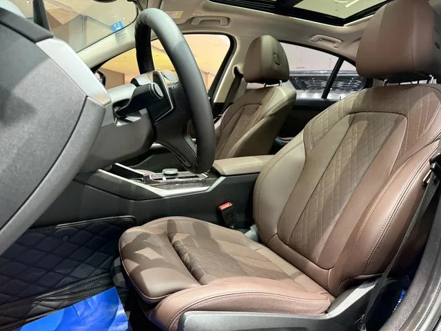 BMW 3 Series 2023 325Li M Conjunto deportivo interior foto 19 BMW 3 Series 2023 325Li M Conjunto deportivo interior foto 19