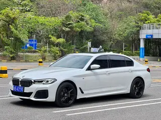 BMW 5 Series 2022 525Li M Conjunto deportivo