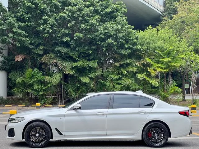 BMW 5 Series 2022 525Li M Conjunto deportivo exterior foto 2 BMW 5 Series 2022 525Li M Conjunto deportivo exterior foto 2
