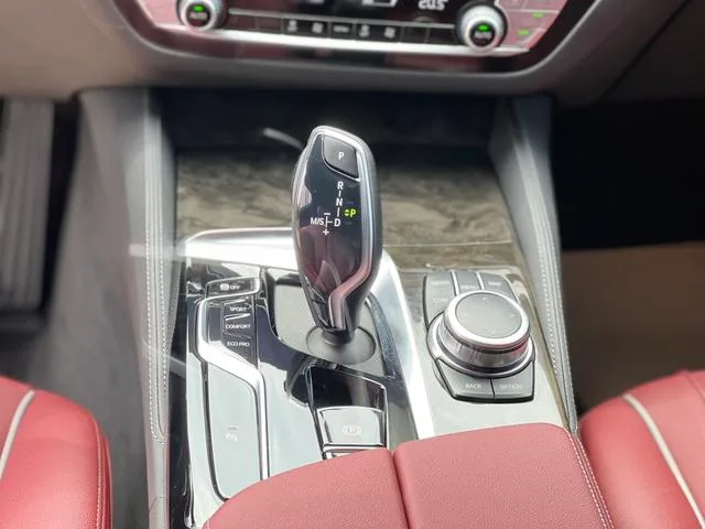 BMW 5 Series 2022 525Li M Conjunto deportivo interior foto 10 BMW 5 Series 2022 525Li M Conjunto deportivo interior foto 10