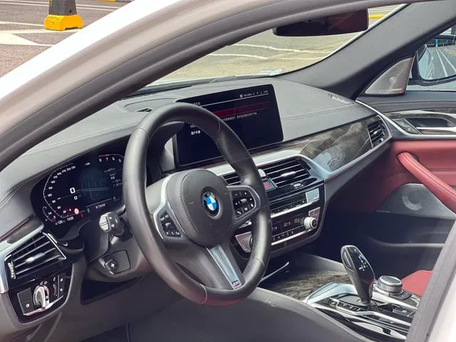 BMW 5 Series 2022 525Li M Conjunto deportivo interior foto 13 BMW 5 Series 2022 525Li M Conjunto deportivo interior foto 13