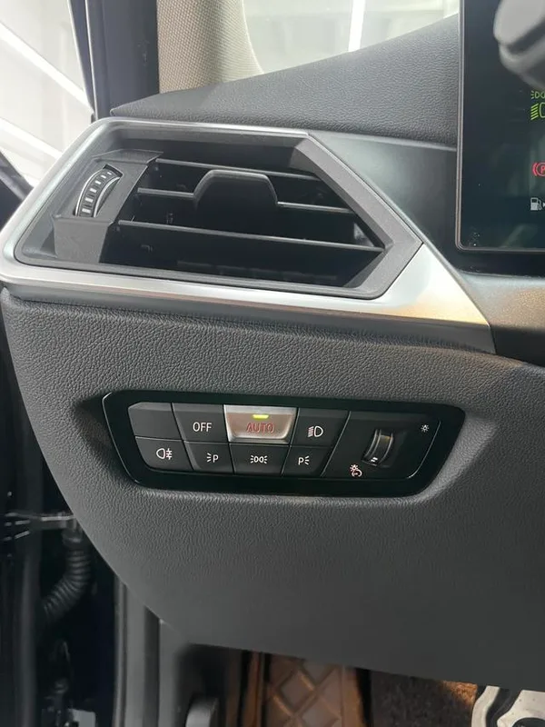 BMW 3 Series 2023 320Li M Conjunto deportivo interior foto 15 BMW 3 Series 2023 320Li M Conjunto deportivo interior foto 15