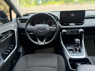 Toyota RAV4 2024 2.0L CVT Versión urbana de tracción en dos ruedas interior foto 12 Toyota RAV4 2024 2.0L CVT Versión urbana de tracción en dos ruedas interior foto 12