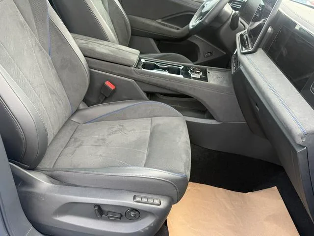 Volkswagen Tiguan L 2024 Pro 330TSI Two-wheel drive R-Line Intelligent Supreme Edition interior photo 7
