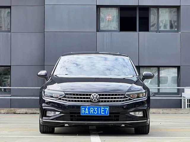 Volkswagen Magotan 2023 200 Edición conmemorativa de 10,000 vehículos 330TSI DSG De lujo exterior foto 2