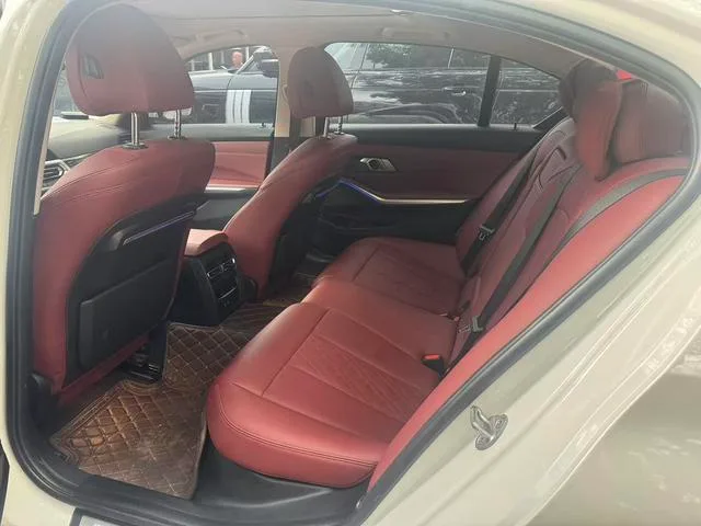 BMW 3 Series 2022 325Li M Conjunto deportivo interior foto 7