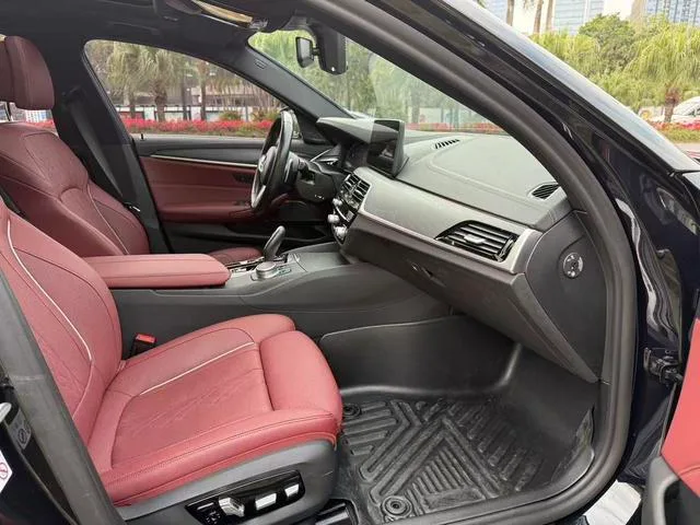 BMW 5 Series 2022 Reforma 530Li Tipo de lujo M Conjunto deportivo interior foto 6
