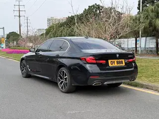BMW 5 Series 2022 Reforma 530Li Tipo de lujo M Conjunto deportivo interior foto 8