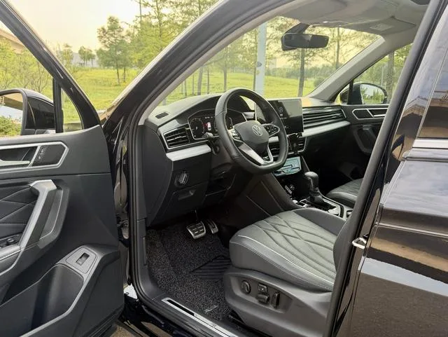 Volkswagen Tiguan L 2022 380TSI Transmission intégrale automatique R-Line Version de plus en plus 7 Siège extérieur photo 4