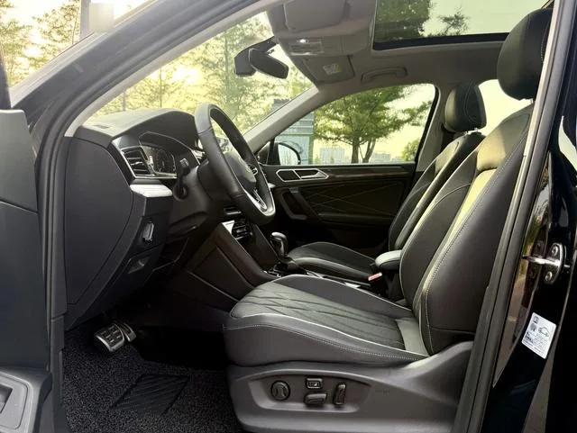 Volkswagen Tiguan L 2022 380TSI Transmission intégrale automatique R-Line Version de plus en plus 7 Siège extérieur photo 5