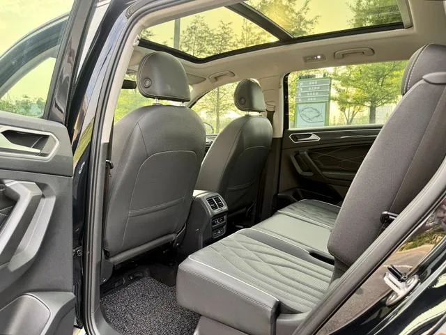 Volkswagen Tiguan L 2022 380TSI Transmission intégrale automatique R-Line Version de plus en plus 7 Siège extérieur photo 6