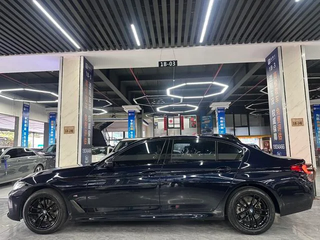 BMW 5 Series 2022 Reforma 525Li M Conjunto deportivo exterior foto 4 BMW 5 Series 2022 Reforma 525Li M Conjunto deportivo exterior foto 4