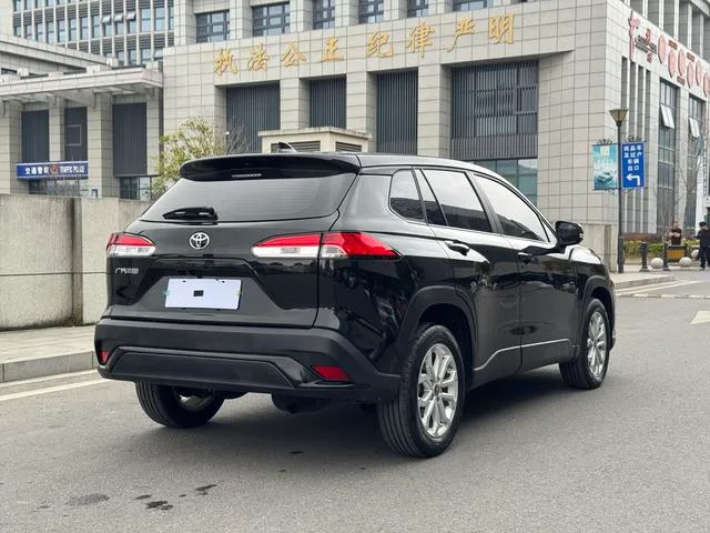 Toyota Frontlander 2024 2.0L CVT Элитная версия экстерьер фото 4 Toyota Frontlander 2024 2.0L CVT Элитная версия экстерьер фото 4
