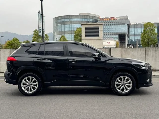 Toyota Frontlander 2024 2.0L CVT Элитная версия экстерьер фото 7 Toyota Frontlander 2024 2.0L CVT Элитная версия экстерьер фото 7