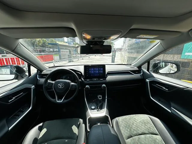 Toyota RAV4 2022 2.0L CVT 4WD Premium Edition interior foto 6