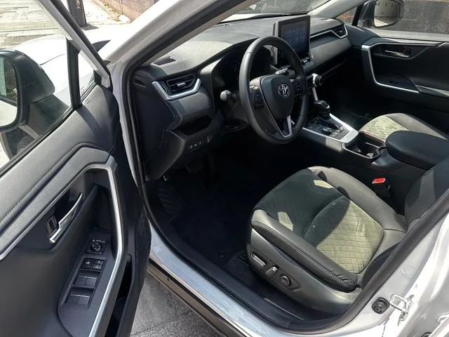 Toyota RAV4 2022 2.0L CVT 4WD Premium Edition interior foto 7