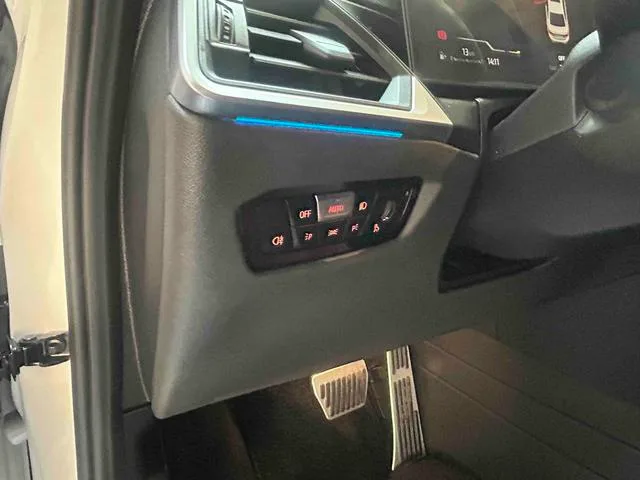 BMW 3 Series 2023 325i M Set de nuit de sport intérieur photo 16 BMW 3 Series 2023 325i M Set de nuit de sport intérieur photo 16