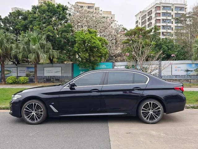 BMW 5 Series 2022 Reforma 530Li Líder M Conjunto deportivo exterior foto 4 BMW 5 Series 2022 Reforma 530Li Líder M Conjunto deportivo exterior foto 4