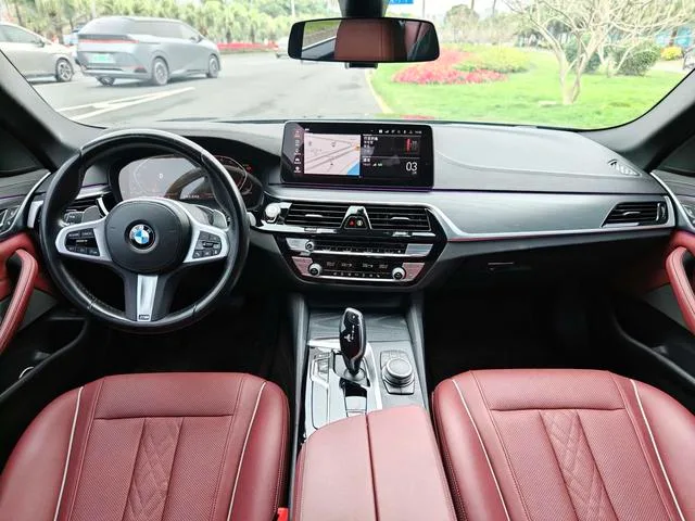 BMW 5 Series 2022 Reforma 530Li Líder M Conjunto deportivo exterior foto 8 BMW 5 Series 2022 Reforma 530Li Líder M Conjunto deportivo exterior foto 8