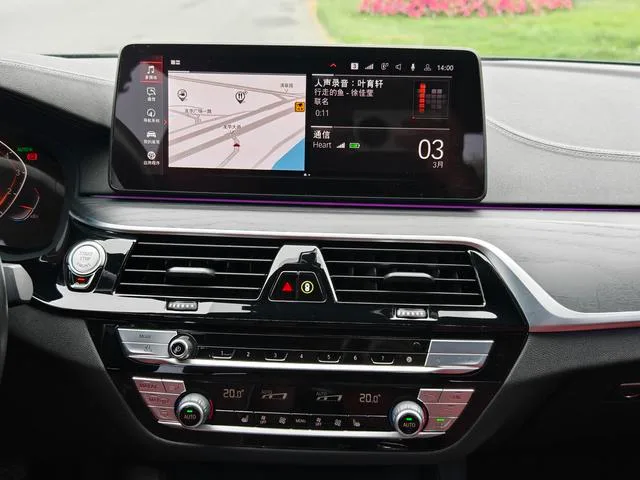 BMW 5 Series 2022 Reforma 530Li Líder M Conjunto deportivo interior foto 12 BMW 5 Series 2022 Reforma 530Li Líder M Conjunto deportivo interior foto 12