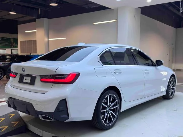 BMW 3 Series 2023 320Li M Conjunto deportivo exterior foto 6 BMW 3 Series 2023 320Li M Conjunto deportivo exterior foto 6