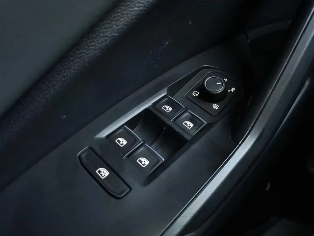 Volkswagen Sagitar 2023 300TSI DSG Versión más allá interior foto 14