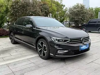 Volkswagen Magotan 2023 200 Edición conmemorativa de 10,000 vehículos 330TSI DSG De lujo exterior foto 2