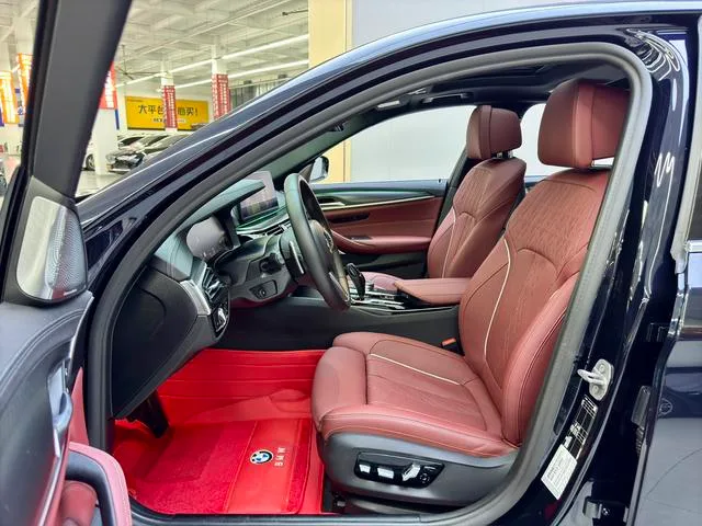 BMW 5 Series 2022 530Li Tipo administrativo M Conjunto deportivo exterior foto 7 BMW 5 Series 2022 530Li Tipo administrativo M Conjunto deportivo exterior foto 7