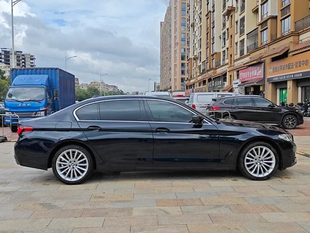 BMW 5 Series 2021 530Li Tipo de lujo Traje de lujo exterior foto 8 BMW 5 Series 2021 530Li Tipo de lujo Traje de lujo exterior foto 8