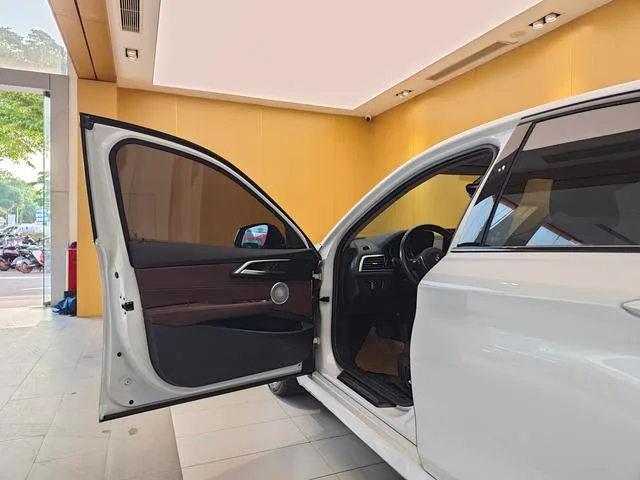 BMW 1 Series 2021 Restyling 120i M Sports Obsidian Night Edition exterior photo 8