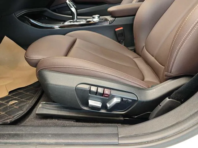 BMW 1 Series 2021 Restyling 120i M Sports Obsidian Night Edition interior photo 11