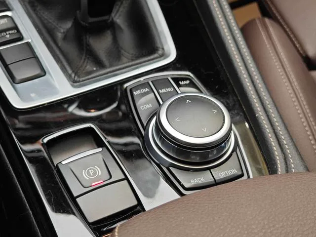 BMW 1 Series 2021 Restyling 120i M Sports Obsidian Night Edition interior photo 19
