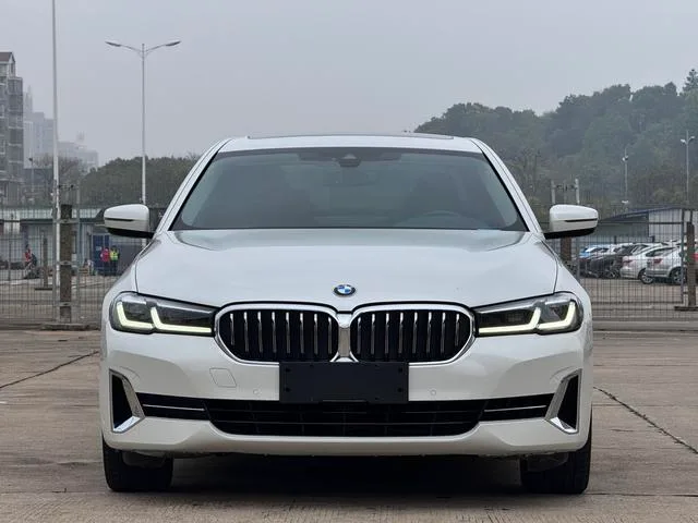 BMW 5 Series 2022 Segundo cambio 530Li Líder Traje de lujo exterior foto 2 BMW 5 Series 2022 Segundo cambio 530Li Líder Traje de lujo exterior foto 2