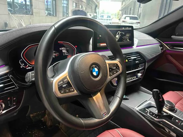 BMW 5 Series 2022 530Li Лидирующий M Спортивный костюм интерьер фото 16 BMW 5 Series 2022 530Li Лидирующий M Спортивный костюм интерьер фото 16