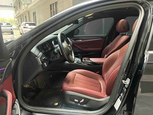 BMW 5 Series 2022 530Li Лидирующий M Спортивный костюм интерьер фото 18 BMW 5 Series 2022 530Li Лидирующий M Спортивный костюм интерьер фото 18