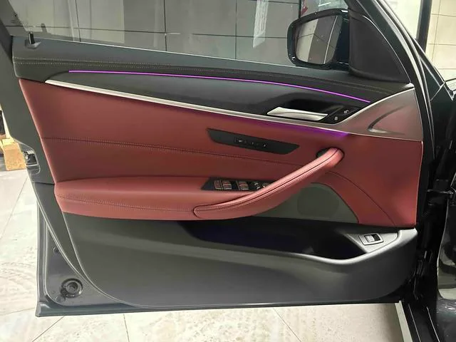 BMW 5 Series 2022 530Li Лидирующий M Спортивный костюм интерьер фото 19 BMW 5 Series 2022 530Li Лидирующий M Спортивный костюм интерьер фото 19