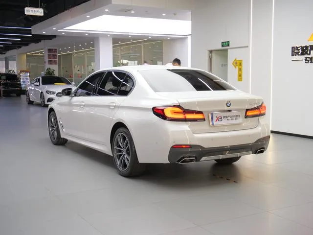 BMW 5 Series 2022 Reforma 525Li M Conjunto deportivo exterior foto 5 BMW 5 Series 2022 Reforma 525Li M Conjunto deportivo exterior foto 5