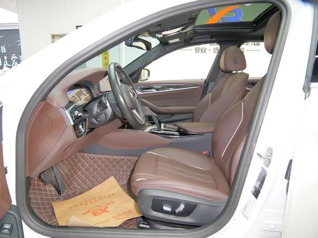 BMW 5 Series 2022 Reforma 525Li M Conjunto deportivo exterior foto 8 BMW 5 Series 2022 Reforma 525Li M Conjunto deportivo exterior foto 8