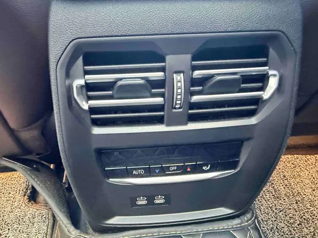 BMW 3 Series 2023 325Li M Conjunto deportivo interior foto 11