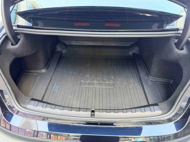 BMW 3 Series 2023 325Li M Conjunto deportivo interior foto 15