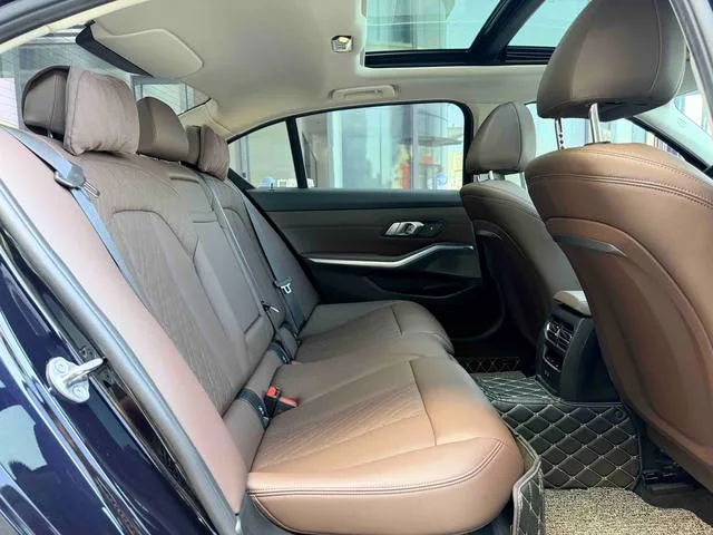 BMW 3 Series 2023 325Li M Conjunto deportivo interior foto 18