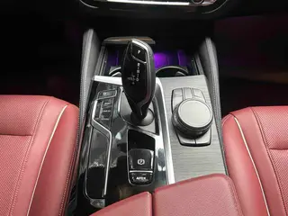 BMW 5 Series 2023 530Li Лидирующий M Спортивный костюм интерьер фото 15 BMW 5 Series 2023 530Li Лидирующий M Спортивный костюм интерьер фото 15