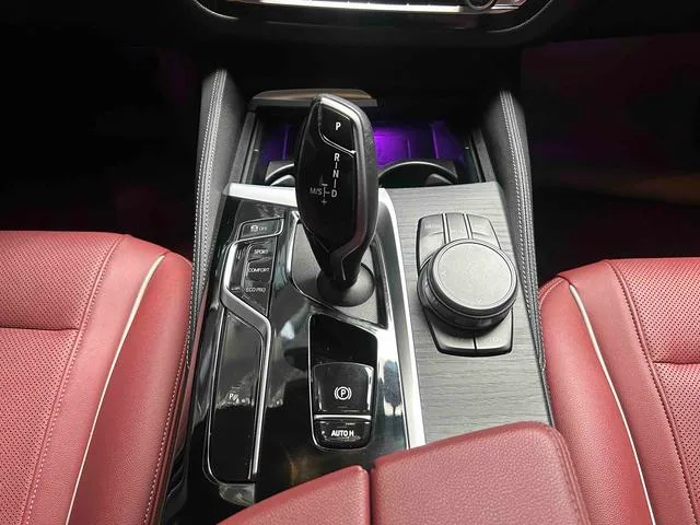 BMW 5 Series 2023 530Li Лидирующий M Спортивный костюм интерьер фото 15 BMW 5 Series 2023 530Li Лидирующий M Спортивный костюм интерьер фото 15