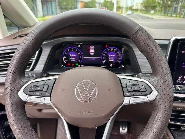 Volkswagen Viloran 2023 380TSI Versión de lujo interior foto 12 Volkswagen Viloran 2023 380TSI Versión de lujo interior foto 12