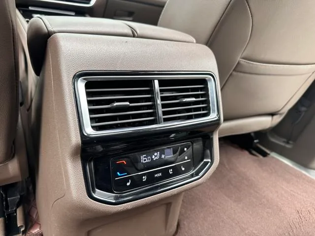 Volkswagen Viloran 2023 380TSI Versión de lujo interior foto 13 Volkswagen Viloran 2023 380TSI Versión de lujo interior foto 13
